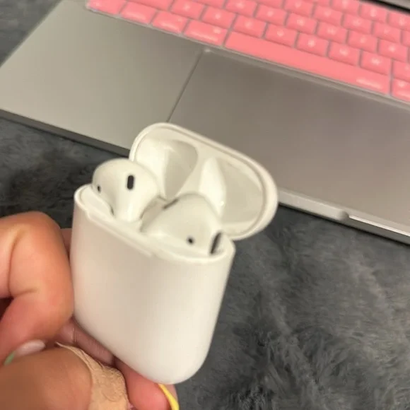 Apple Airpods (2nd generation)